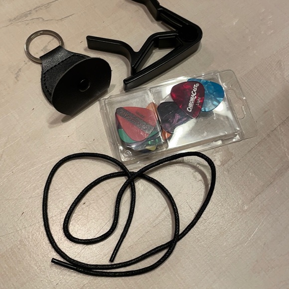 Guitar Picks and Guitar Capo - Picture 1 of 7